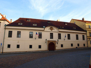 Veřejnost dnes může navštívit Hrzánský palác na Hradčanech. Slouží pro vládu a premiéra