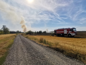 Hasiči likvidovali na okraji Prahy požár pole, jeden člověk byl zraněn