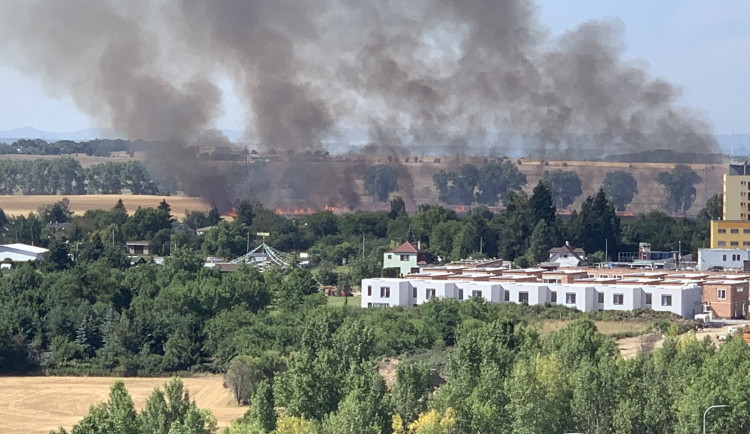 Hasiči likvidovali na okraji Prahy požár pole, jeden člověk byl zraněn
