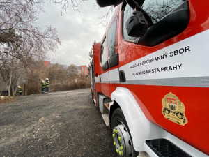 Dopravní nehoda a požár osobního auta. Brusnický tunel ve směru na Troju byl uzavřen