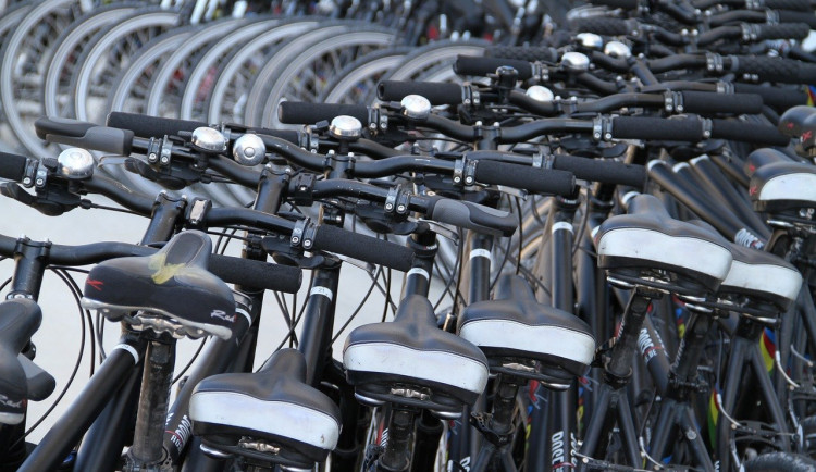 Turisté si mohou v karlovarském infocentru půjčit jízdní kola a elektrokola