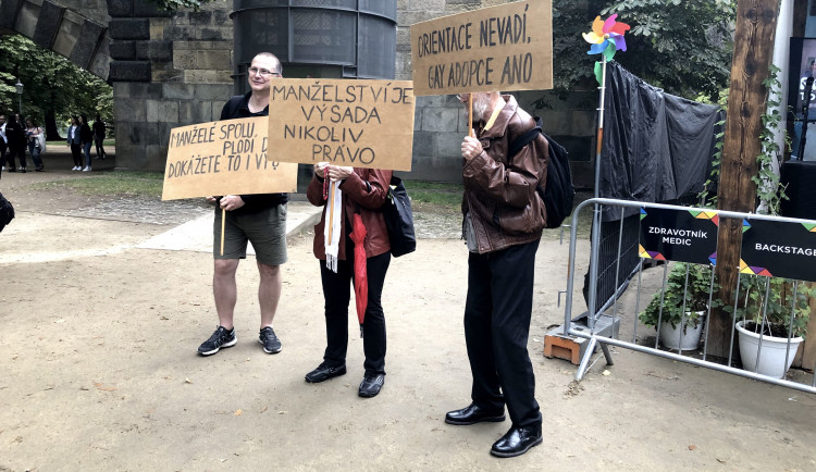 Proč orientace nevadí, ale gay adopce ano? Odpovídá protestující na Prague Pride