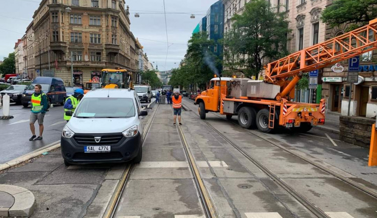 V Ječné ulici prasklo vodovodní potrubí. Provoz tramvají bude omezen do soboty