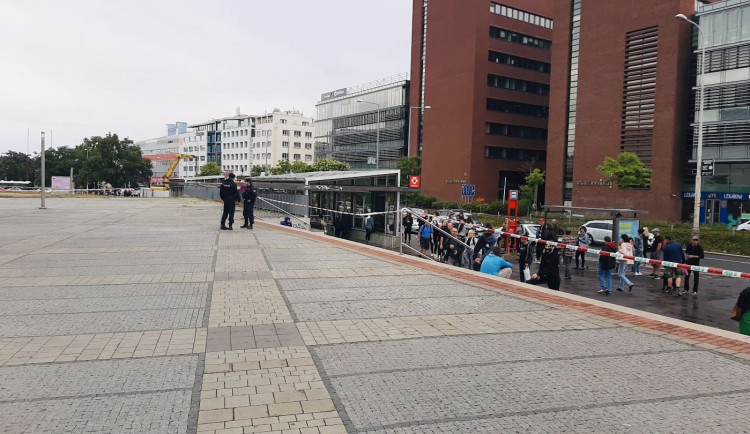 Kvůli odloženému kufru evakuovala policie Arkády Pankrác. Pyrotechnik v zavazadle nic nenašel.