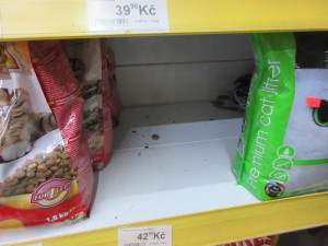 Inspekce dvakrát během měsíce uzavřela stejnou prodejnu. Zboží se povalovalo v myším trusu.