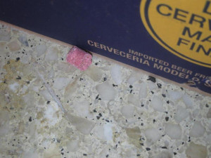 Inspekce dvakrát během měsíce uzavřela stejnou prodejnu. Zboží se povalovalo v myším trusu.