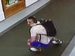 VIDEO: Kamera zachytila muže podezřelého z krádeže morfinu a receptů. Poznáváte ho?