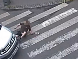 VIDEO: Řidič v centru Prahy srazil chodce, ten skončil se zraněním v nemocnici