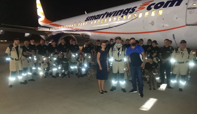 FOTO, VIDEO: Pražští hasiči dorazili do Bejrútu. Pomohou obyvatelům zničeného města