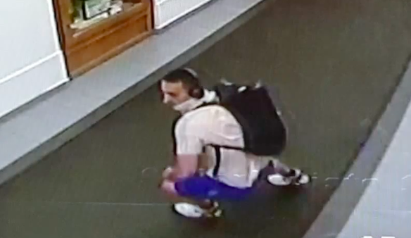 Muže při útěku zachytila kamera.