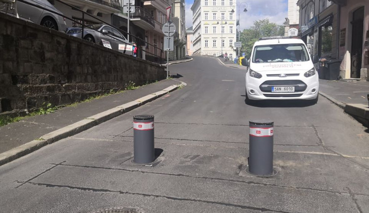Průjezdu lázeňským centrem Karlových Varů zabrání výsuvné sloupky