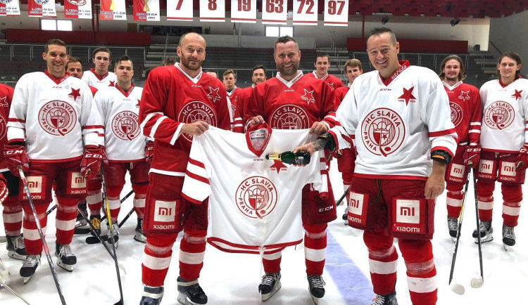 FOTO: Hokejová Slavia představuje nové logo i dresy. Nový spolumajitel sní o postupu