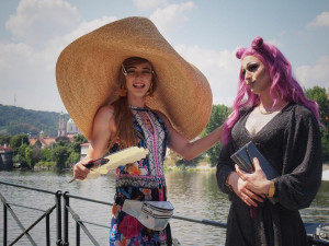 Lodě a piknik. Prahou proplula duhová plavba.