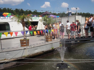 Lodě a piknik. Prahou proplula duhová plavba.