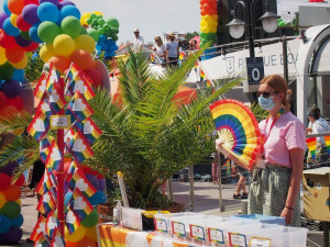 Lodě a piknik. Prahou proplula duhová plavba.