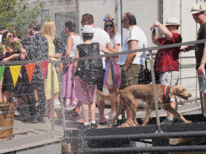 Lodě a piknik. Prahou proplula duhová plavba.