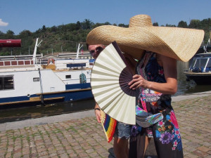 Lodě a piknik. Prahou proplula duhová plavba.