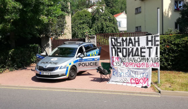 FOTO: Na dvě stě Bělorusů od rána čekalo v Praze na možnost volit