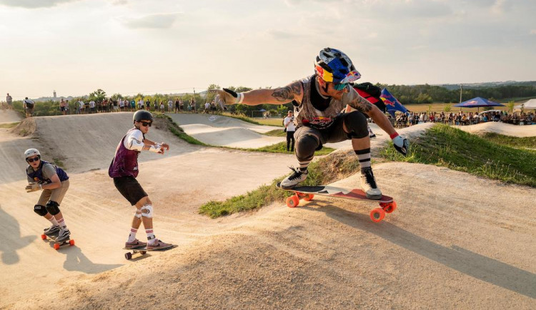 Longboardový závod Red Bull Feel the Wheel vyhrál snowboardcrossař Bruno Tatarko