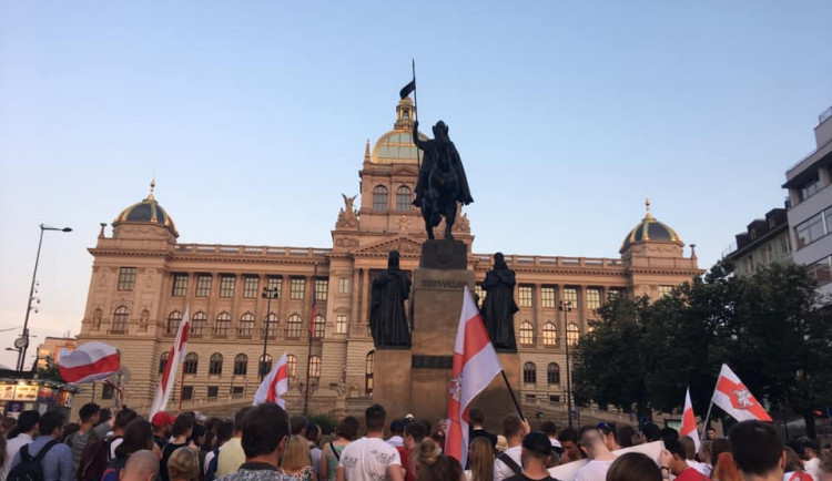 Poklidný protest Bělorusů.