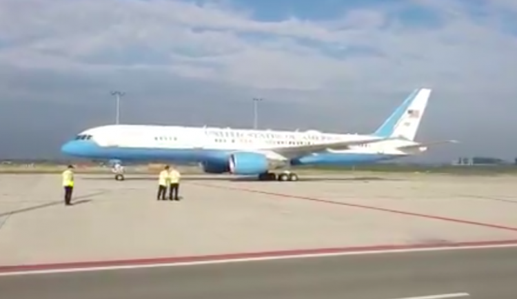 V Praze přistálo letadlo s americkým ministrem zahraničí Pompeem