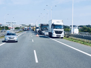 Tragická nehoda na Pražském okruhu. Při střetu dodávky a nákladního auta zemřely dvě osoby