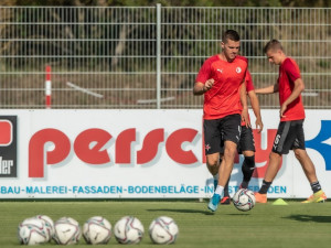 Slavia se vrací z Rakouska. Jeden z hráčů měl pozitivní test na koronavirus