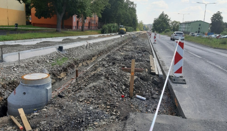 Nedostatek parkovacích míst řeší většina měst v Karlovarském kraji