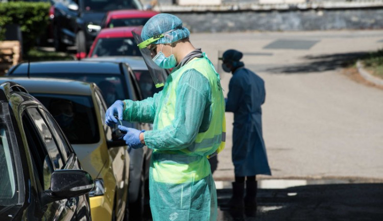 Nemocnice v Brně začnou testovat na koronavirus i o víkendu, očekávají nárůst poptávky kvůli turistům do Řecka