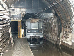 Chaos, miliardové škody i utopené soupravy. Takhle před osmnácti lety vypadalo pražské metro.