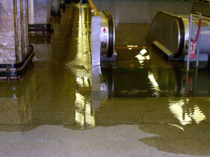 Chaos, miliardové škody i utopené soupravy. Takhle před osmnácti lety vypadalo pražské metro.