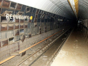 Chaos, miliardové škody i utopené soupravy. Takhle před osmnácti lety vypadalo pražské metro.