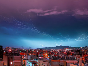 Silné bouřky, přívalové deště a kroupy. Meteorologové vydali další výstrahu