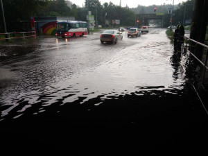 Bouřka v Praze narušila provoz vlaků i tramvají