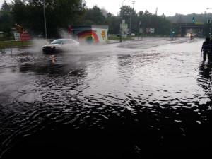 Bouřka v Praze narušila provoz vlaků i tramvají