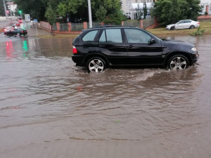 Bouřka v Praze narušila provoz vlaků i tramvají