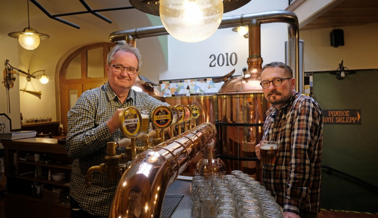 Majitel pivovaru Antoš Josef Paulík (vlevo) a obchodní sládek Budvaru Aleš Dvořák (vpravo).