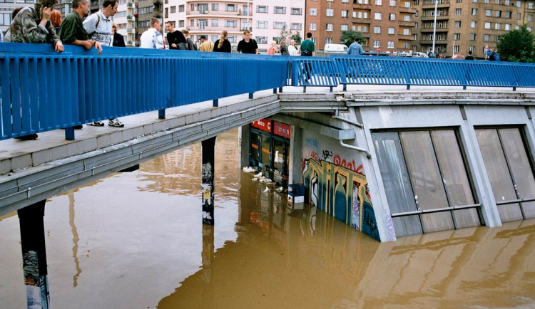 Chaos, miliardové škody i utopené soupravy. Takhle před osmnácti lety vypadalo pražské metro.