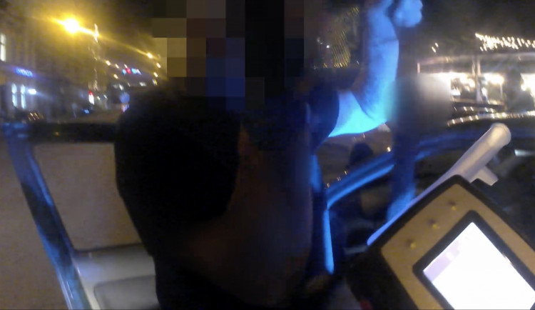 Muže se zadrženým řidičákem prozradil dopravní přestupek. Nadýchal 2 promile