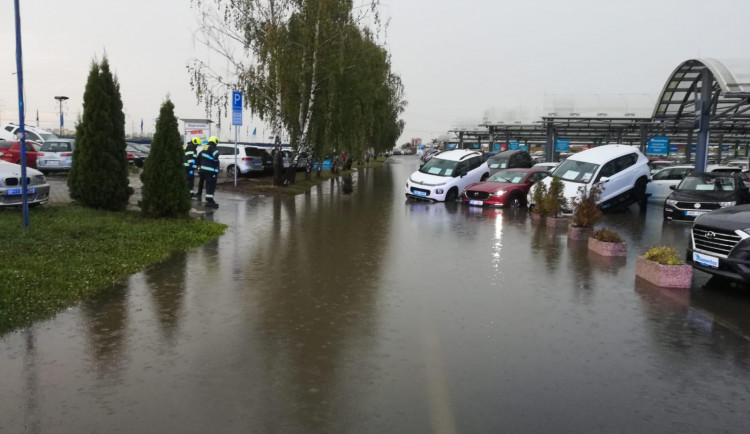 Bouřka v Praze narušila provoz vlaků i tramvají