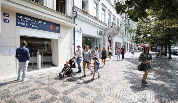 Předražená směnárna se změnila v odběrové místo. Test na koronavirus vyjde na necelých osmnáct stovek