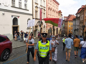 Zhruba 400 lidí v Praze demonstruje kvůli situaci v Bělorusku
