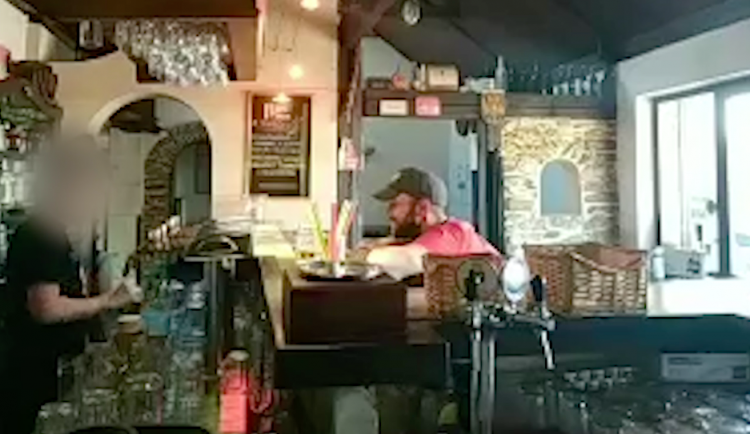 Policie hledá muže, který si z restaurace odnesl kasírku. Poznáváte ho?