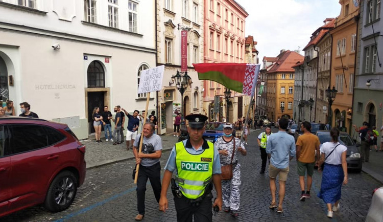 Přes 200 lidí v Praze demonstruje kvůli situaci v Bělorusku.