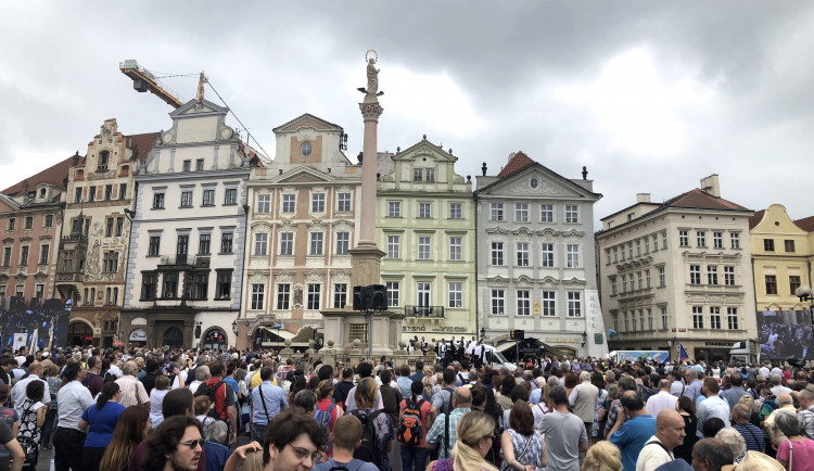 Duka požehnal mariánský sloup. „Hanba!“ skandovali odpůrci