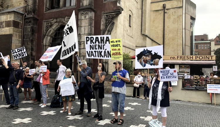 „Je to jako znovu postavit pomník Stalina.“ Drbna vyzpovídala protestující proti mariánskému sloupu