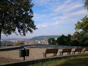 FOTO: Blátivý svah je minulostí. Vyhlídka na Letné prošla rekonstrukcí