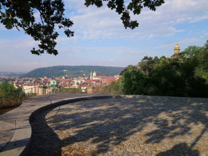 Blátivý svah je minulostí. Vyhlídka na Letné prošla rekonstrukcí.