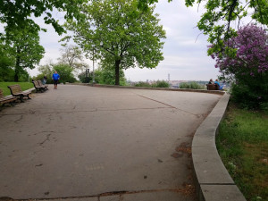 Blátivý svah je minulostí. Vyhlídka na Letné prošla rekonstrukcí.