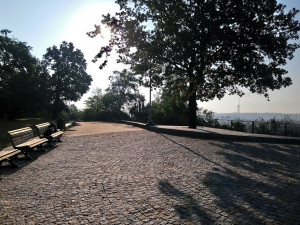 Blátivý svah je minulostí. Vyhlídka na Letné prošla rekonstrukcí.